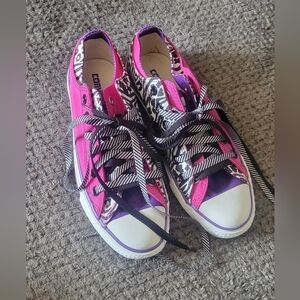 Pink/Purple Zebra Low Top Converse shoes Men's size 6/Women's size 8